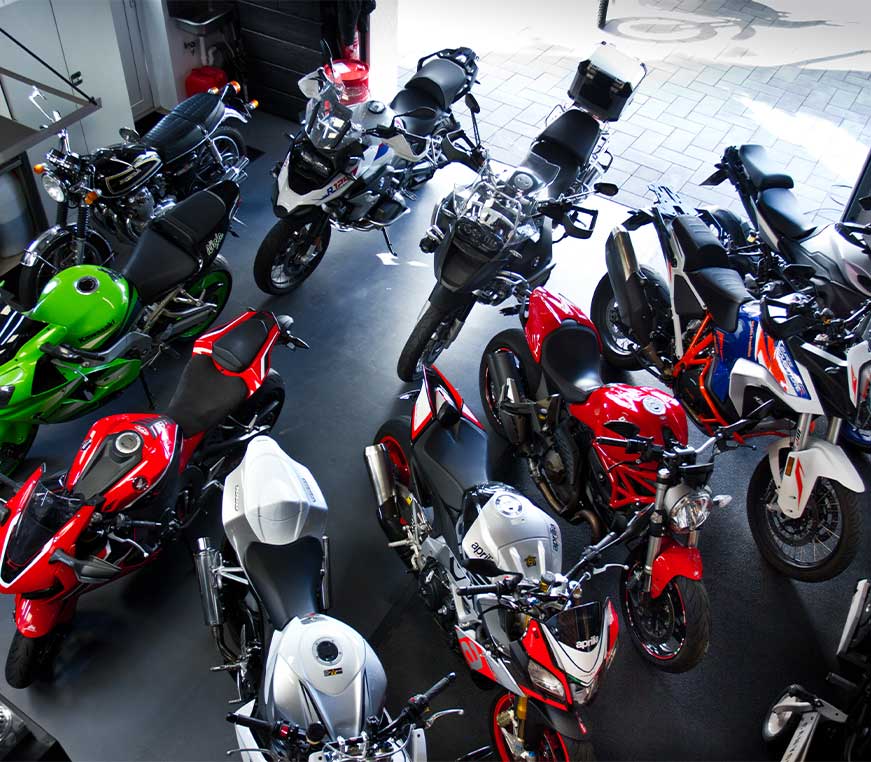 Garage mit Motorräder in der Motorrad-Werkstatt in Dattenberg