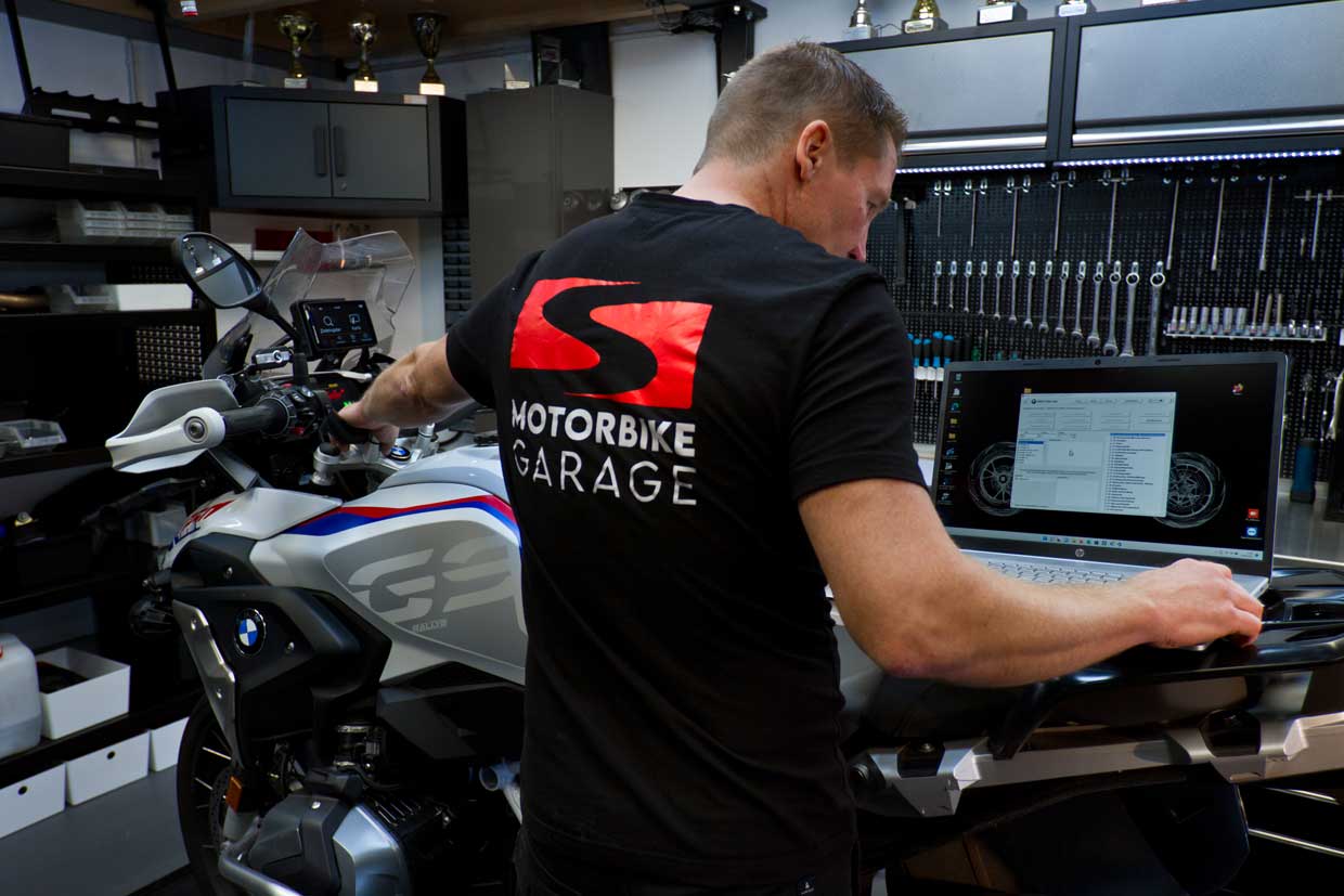 Motorradmechaniker Sven Kurtenbach bei der Diagnose und Fehlersuche