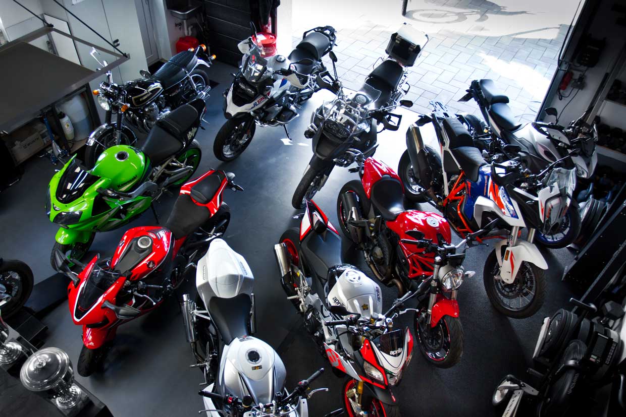 Garage mit vielen Motorräder in der Motorrad-Werkstatt Sven Kurtenbach in Dattenberg